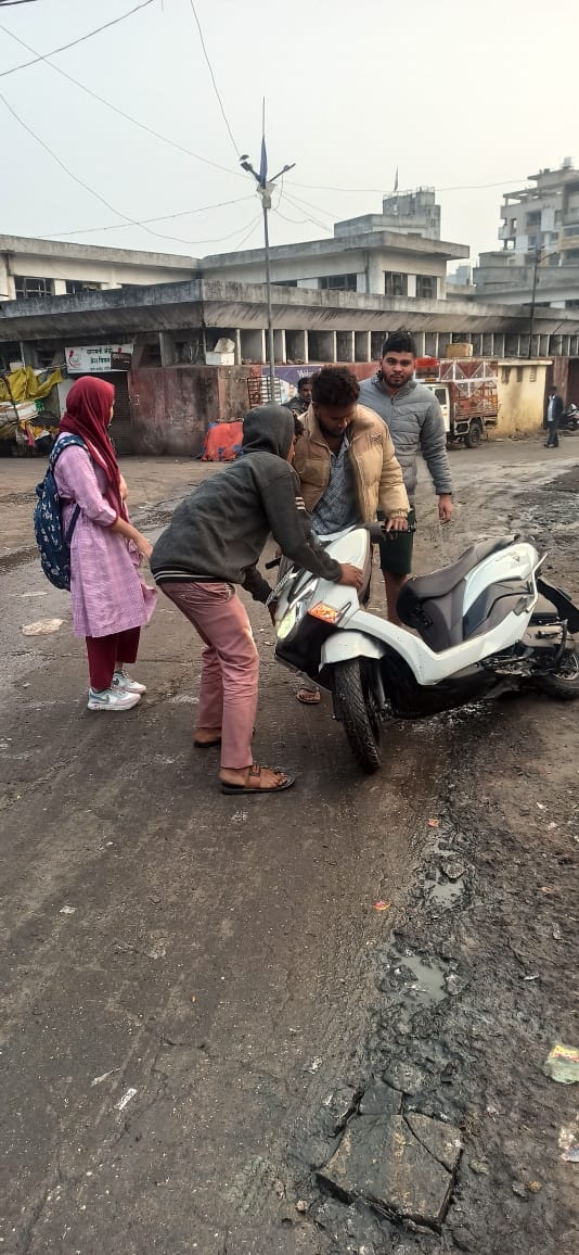 भद्रकाली इलाके की सडक बनी फिसलन – दो पहिया वाहनों के फिसलने से छात्र हो रहे घायल