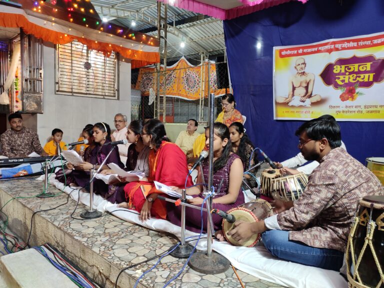भजन संध्येत भाविकभक्त झाले दंग