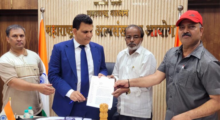 कब्रस्तान आणी उर्दु शाळांवर लक्ष द्यया