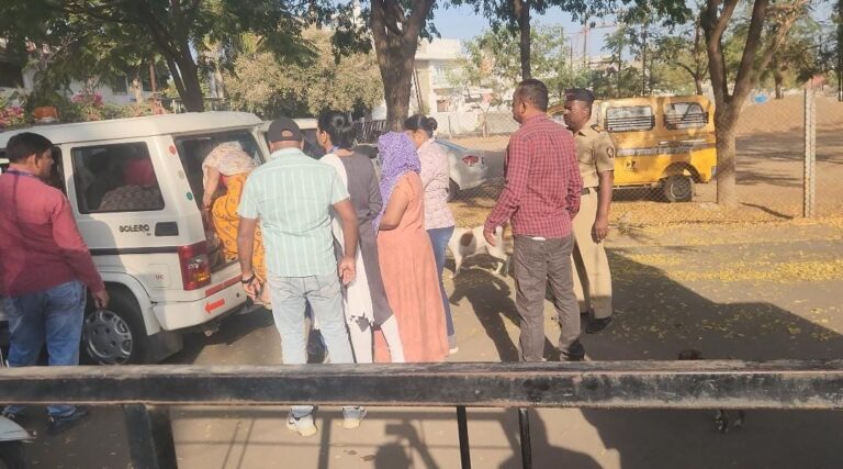 उच्चभ्रू सोसायटीतील अवैध कुंटणखान्यावर पोलिसांची धडक कारवाई