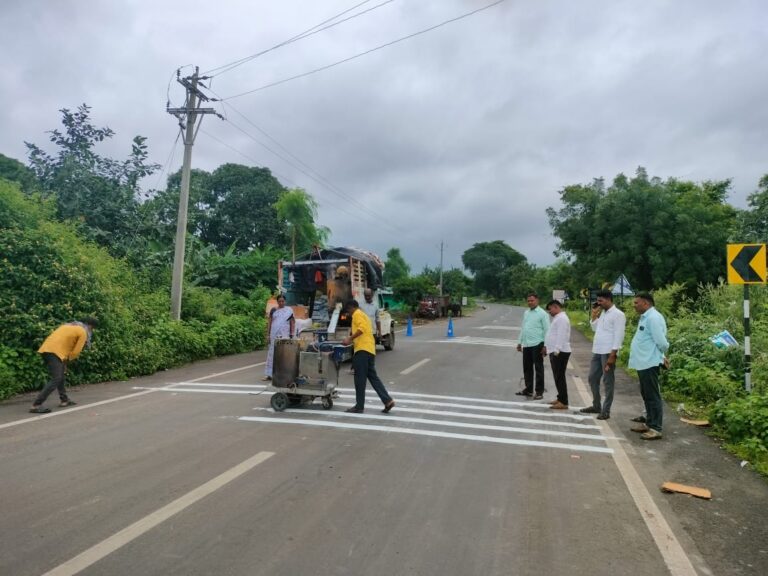 पाल येथे अपघातग्रस्त मोरव्हाल फाट्यावर – आमदार अमोल जावळे यांच्या सूचनेनंतर  गतीरोधक बसवण्याचे काम सुरू