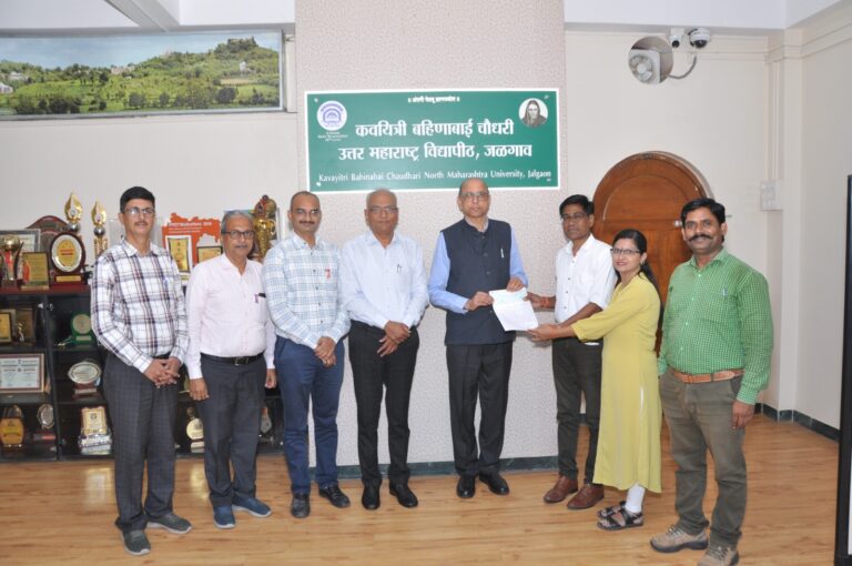 समाजकार्य विषयात प्रथमच सुवर्ण पदक,प्राचार्य डॉ पी एस व प्रा डॉ कविता पाटील यांचा पुढाकार.