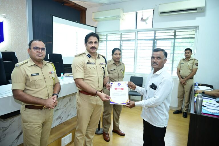 जैतपीरचे पोलीस पाटील गोविंदा पाटील यांना  पोलीस अधीक्षकांतर्फे विशेष सत्कार करण्यात आला.