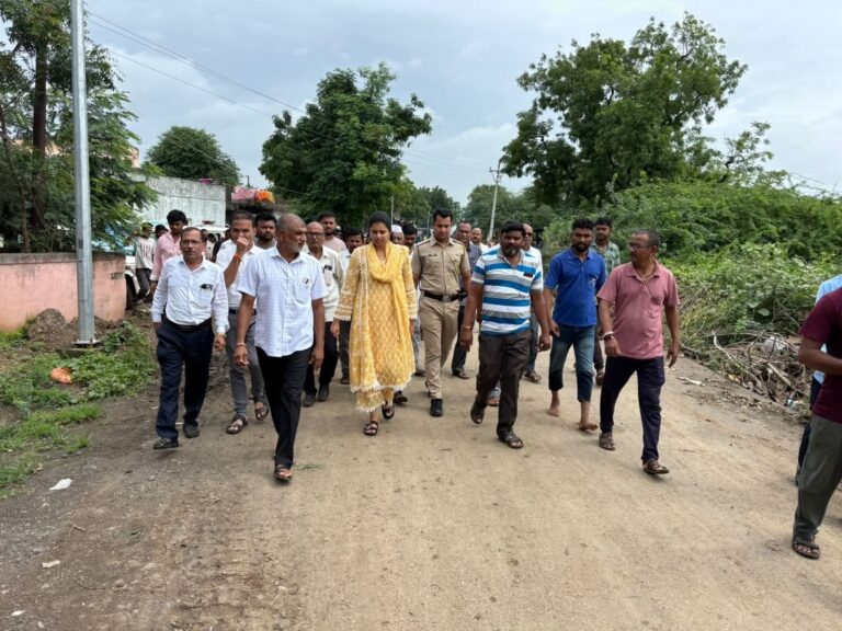 अतिवृष्टीग्रस्त गावांची पाहणी; ग्रामस्थांना दिलासा.