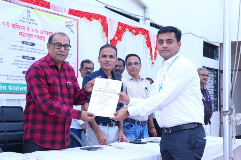 महसूल सप्ताह अंतर्गत गणेश भामरे यांचा उत्कृष्ट पोलिस पाटील पुरस्काराने सन्मान.