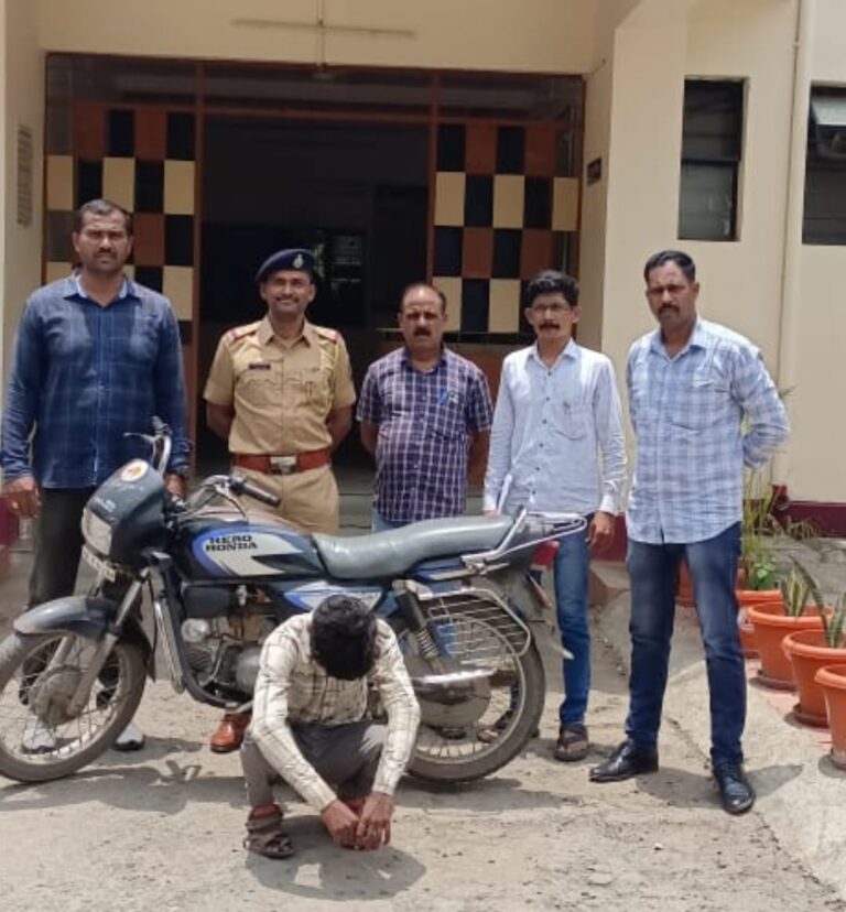 मोटरसायकल चोरी करणाऱ्याला पोलिसांनी घेतला ताब्यात.