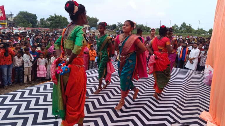 जागतिक आदिवासी दिवस मोठ्या थाठात साजरा करण्यात आला.