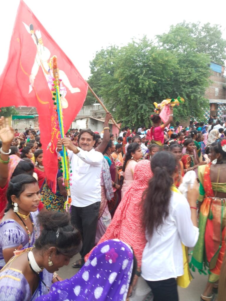 आदिवासी दिवसानिमित्त क्रांतिकारक पारधी समाजाचे समशेर सिंग यांना अभिवादन.
