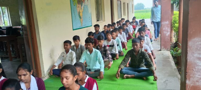 नवीन माध्यमिक विद्यालय, पारंबी येथे सामूहिक पसायदान.