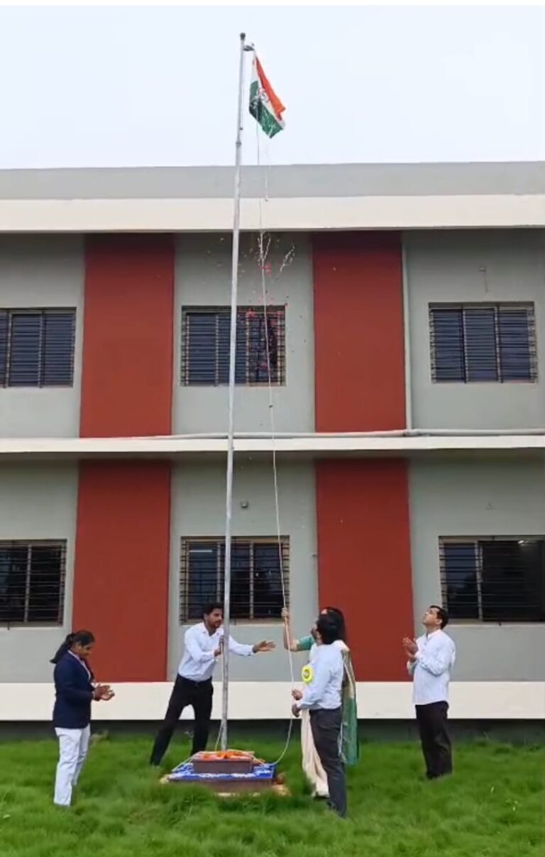 सायरदेवी बोहरा सेंट्रल स्कूल येथे स्वातंत्र्य दिनानिमित्त ध्वजारोहण सोहळा उत्साह साजरा.