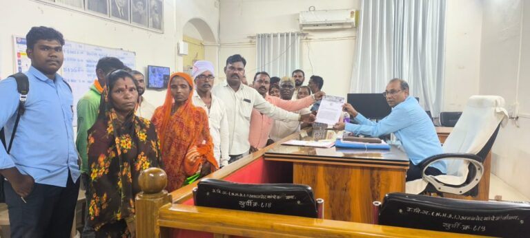 अमळगाव येथील पूरग्रस्त भिल्ल वस्तीच्या पुनर्वसनाची एकलव्य संघटनेची मागणी.