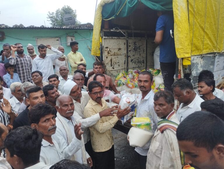मारवड मंडळातील अतिवृष्टीने गावांसह शेती पिकांचे मोठे नुकसान.वासरे गावात मदतीसाठी लोक पुढे आले.