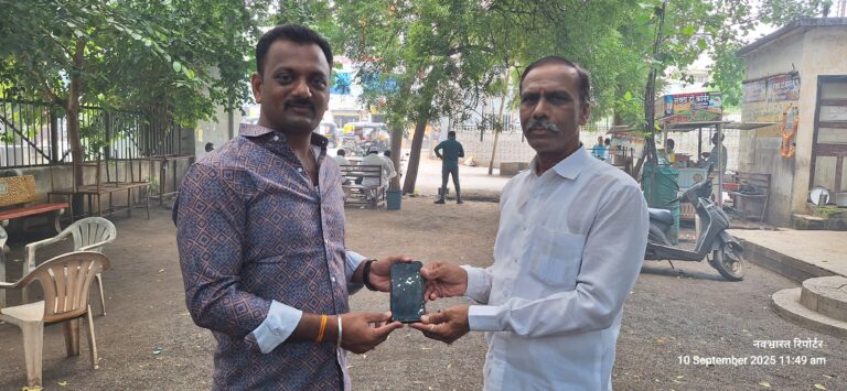 हरवलेला मोबाईल प्रामाणिक पोलिसाच्या मदतीने मालकाच्या स्वाधीन – अमळनेर पोलीस कर्मचाऱ्याच्या कर्तव्यनिष्ठेचे कौतुक.