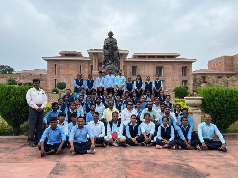 नेहरू समाजकार्य महाविद्यालय, अमळनेरच्या विद्यार्थ्यांचा गांधी तीर्थ, जळगाव अभ्यास दौरा.राष्ट्रीय समाजकार्य पंधरवाडा निमित्त गांधीवादी मूल्यांचे प्रत्यक्ष अध्ययन.