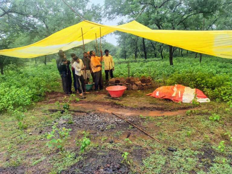 ढेकू बु तांडा अजूनही स्मशानभूमीविना; भर पावसात ताटपत्रीत अंत्यसंस्कार, बंजारा समाज हतबल.
