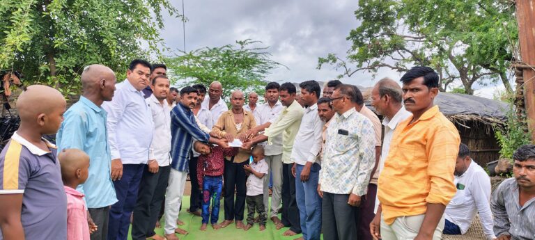 अपघातात एकाच कुटुंबातील पती-पत्नीचे निधन; एकरुखी येथील ३ चिमुकले झाले अनाथ.​ढेकु तांडा येथील बंजारा समाजाचा मदतीसाठी पुढाकार; चिमुकल्यांना दिला आर्थिक आधार.