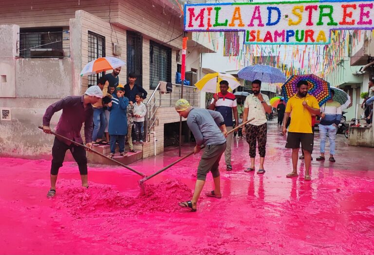 इस्लामपुरा भागात गणेश विसर्जन मिरवणूक उत्साहात पार पडली; दुसऱ्या दिवशी नगरपालिकेकडून तत्काळ स्वच्छता मोहीम राबवली.