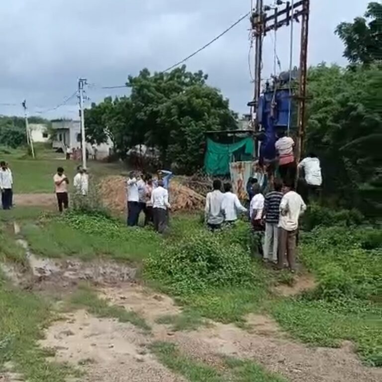 लाईनवर काम करताना वायरमनला विजेचा शॉक; आयसीयूमध्ये उपचार सुरू.