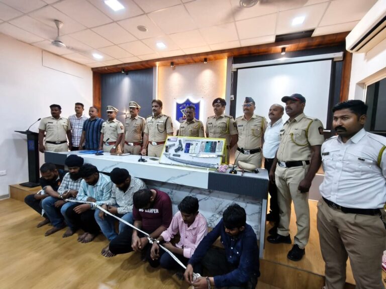 मध्यरात्री रस्तालुटीसाठी सज्ज असलेले सात जण जेरबंद.चोपडा शहर पोलिसांची धडाकेबाज कारवाई; तलवारी व मॅगझीन जप्त.