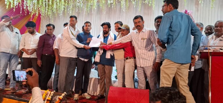 होमगार्ड सैनिकांच्या मागण्यांसाठी बच्चू कडू यांना निवेदन.