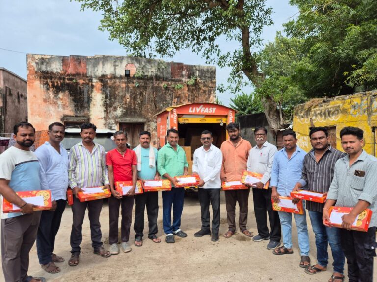 दिवाळीनिमित्त पालिका कामगारांचा सत्कार,माजी नगरसेवक नरेंद्र चौधरी यांचा स्तुत्य उपक्रम.