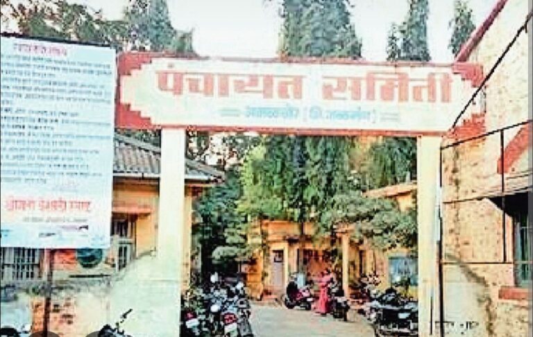 अमळनेर ग्रामसेवकांकडून शासकीय आदेशाचे उल्लंघन.