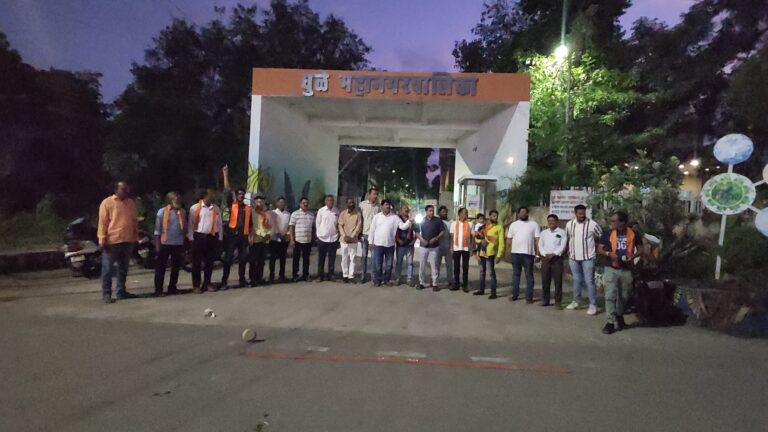 आयुक्त अमिता दगड़े यांची बदली, मनपा प्रवेशद्वारावर फटाके फोडूण आयुक्तांच्या बदलीचे केले स्वागत.