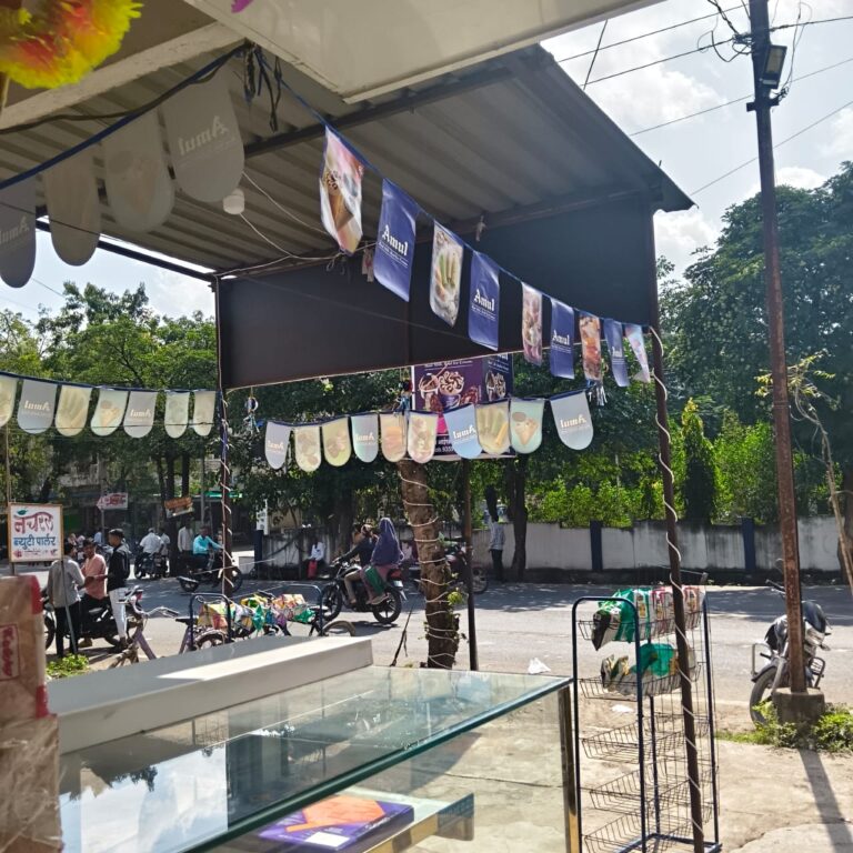 हाशिमजी कॉम्प्लेक्स अतिक्रमणामुळे व्यापाऱ्यांचे हाल; नगरपरिषदेकडे कारवाईची मागणी.