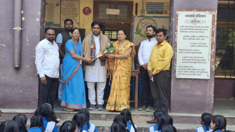 द्रौ. रा. कन्या शाळेत चंद्रशेखर आझाद यांचे नातू अमित आझाद यांची भेट.