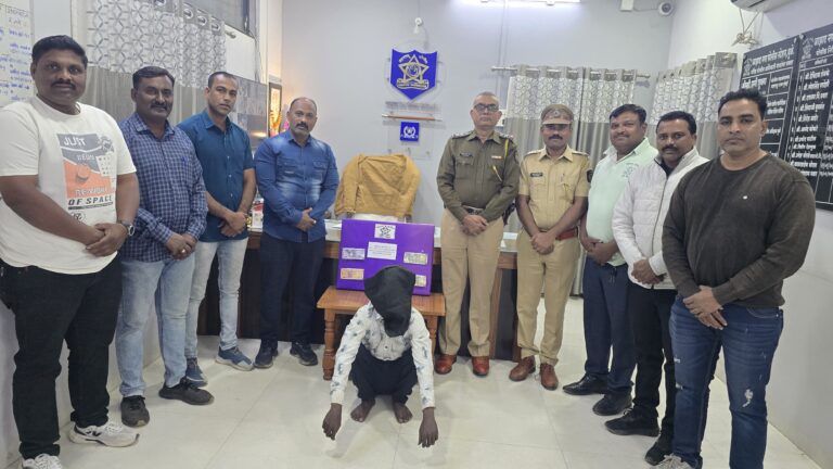 12 घंटे में घरफोड़ गिरफ्तारआझादनगर पुलिस की धड़ाकेबाज कार्रवाई, 70 हजार से ज्यादा कैश बरामद