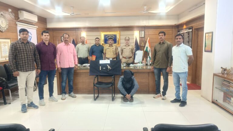 गावठी कट्ट्यासह शिरपूरचा तरुण जेरबंद; एलसीबीची कारवाईमुंबई-आग्रा महामार्गावर नगावबारी जवळ सापळा; ४१ हजारांचा मुद्देमाल जप्त